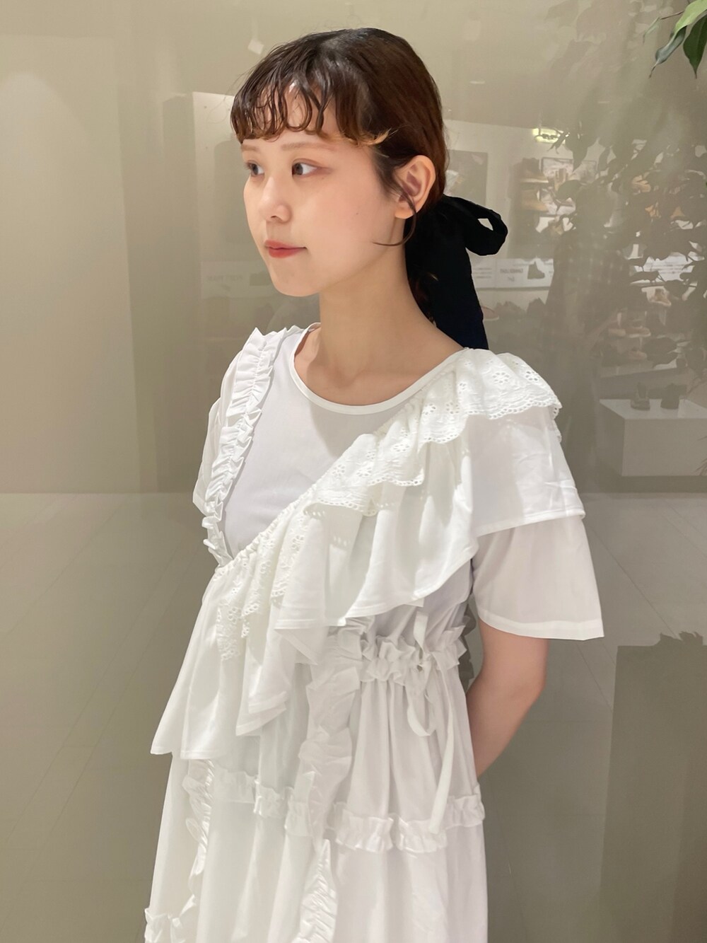 ホワイト系のワンピース、ブラック系のサンダル、ホワイト系の付け襟を着用したレディースの夏コーディネートの5枚目の写真