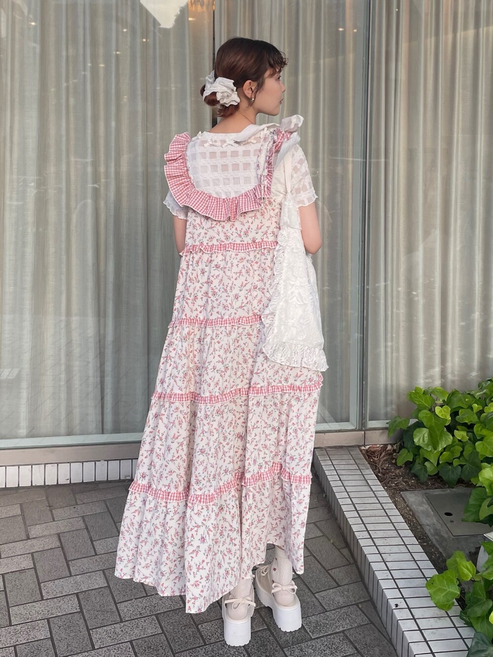 ピンク系のワンピース、ホワイト系のTシャツ/カットソー、ホワイト系のトートバッグを着用したレディースの春コーディネートの4枚目の写真