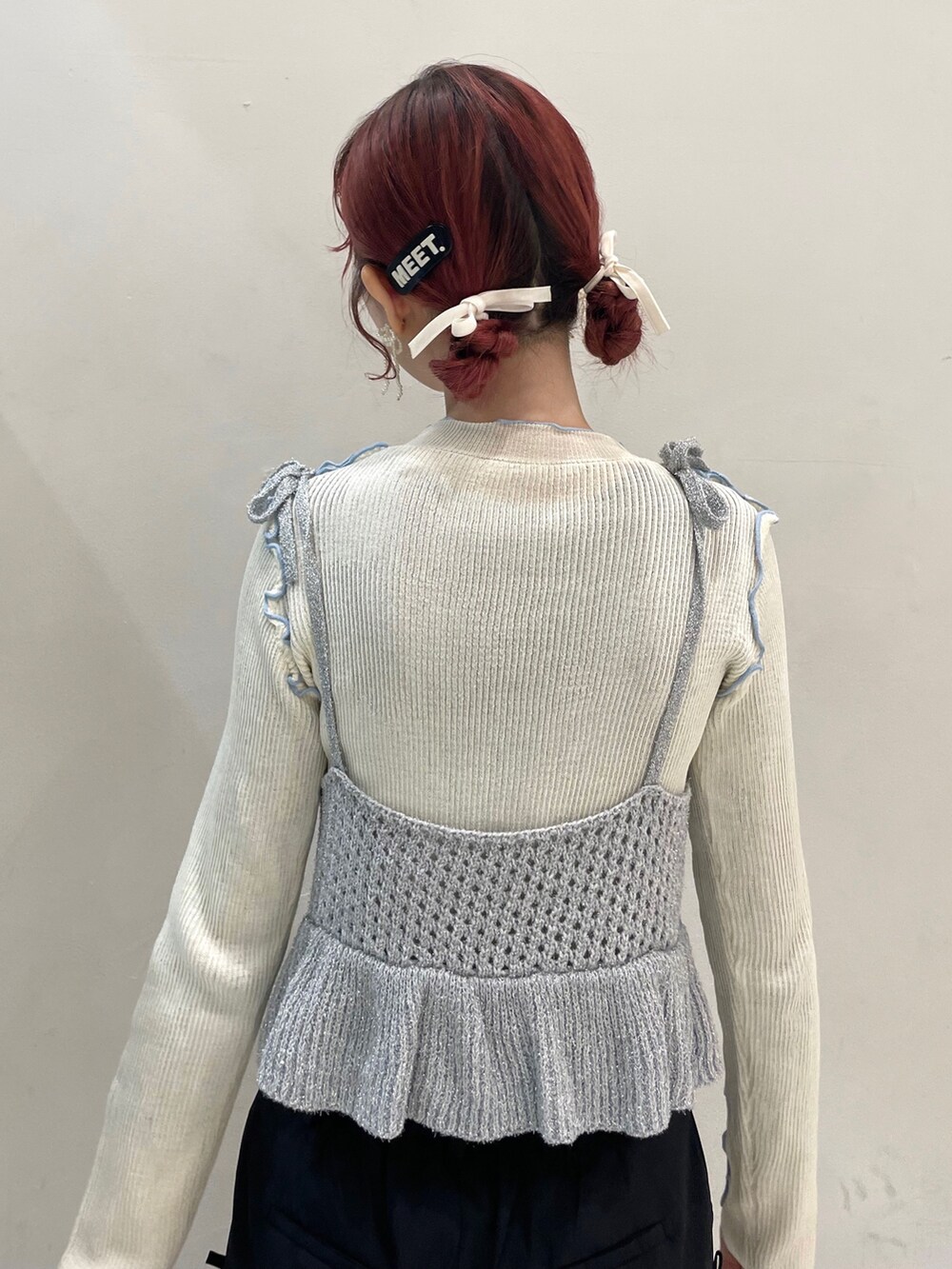 ブラック系のカーゴパンツ、ホワイト系のスニーカー、ホワイト系のTシャツ/カットソーを着用したレディースの冬コーディネートの4枚目の写真