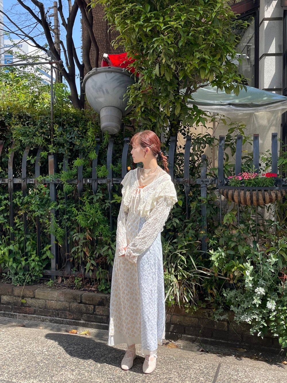 ホワイト系のパンプス、ベージュ系のTシャツ/カットソー、ホワイト系のカーディガン/ボレロを着用したレディースの春コーディネートの2枚目の写真