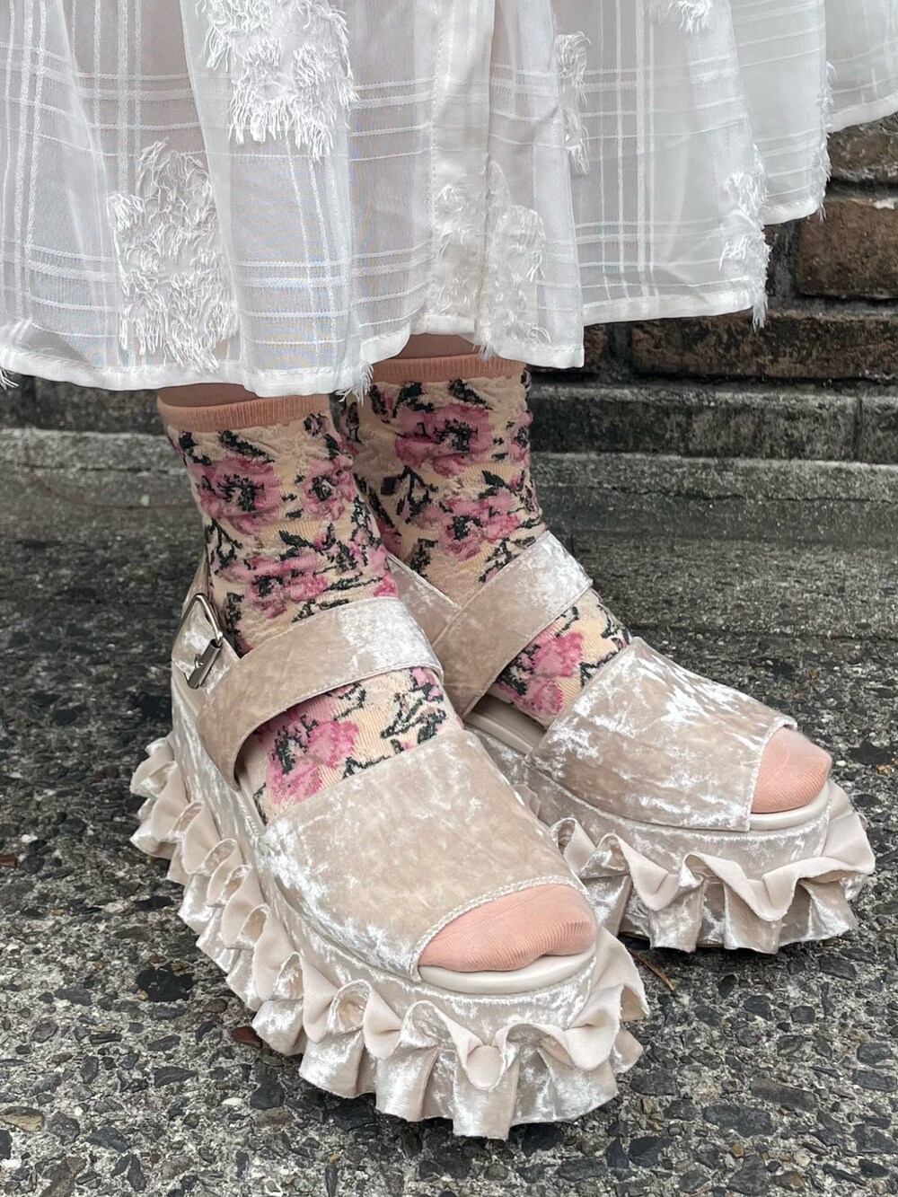 ホワイト系のサンダル、ベージュ系のカーディガン/ボレロ、ホワイト系のワンピースを着用したレディースの夏コーディネートの7枚目の写真