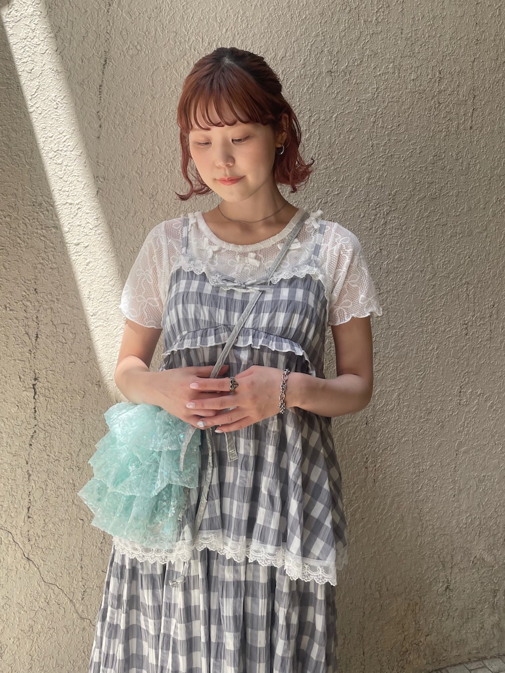 ホワイト系のTシャツ/カットソー、ブラック系のサンダル、グレー系のワンピースを着用したレディースの春コーディネートの5枚目の写真