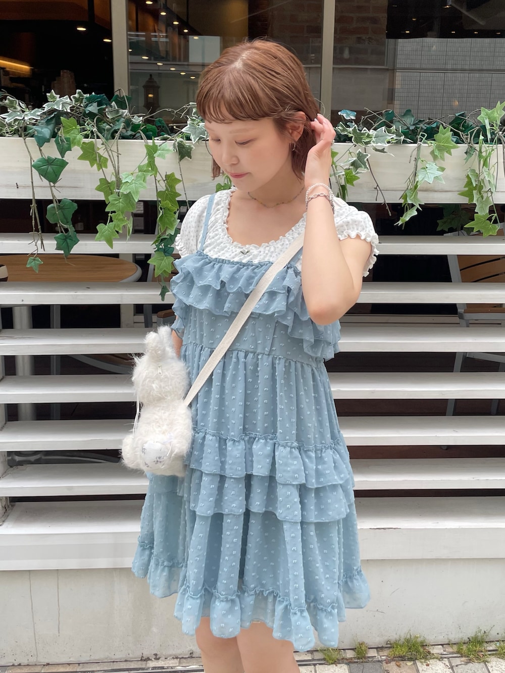 ホワイト系のTシャツ/カットソー、ブルー系のワンピース、ホワイト系のショルダーバッグを着用したレディースの夏コーディネートの4枚目の写真