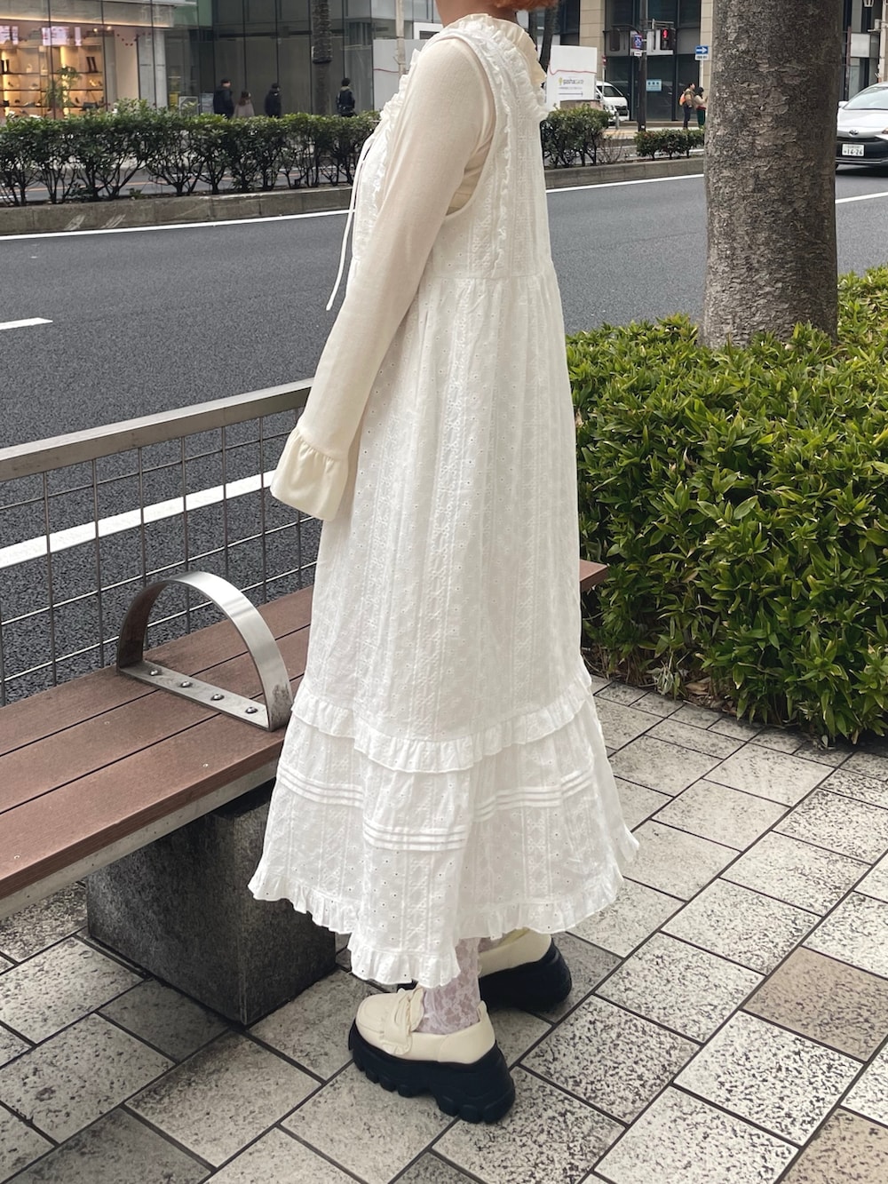 ホワイト系のワンピース、ホワイト系のTシャツ/カットソー、ホワイト系のローファーを着用したレディースの冬コーディネートの3枚目の写真