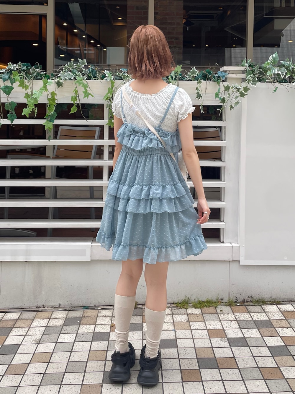 ホワイト系のTシャツ/カットソー、ブルー系のワンピース、ホワイト系のショルダーバッグを着用したレディースの夏コーディネートの5枚目の写真