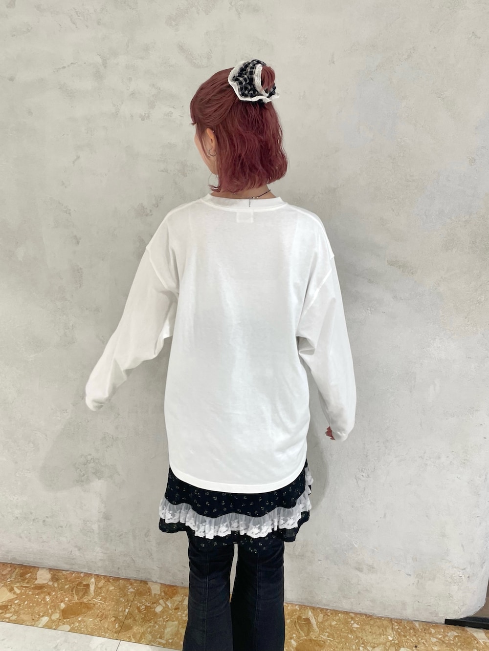 ホワイト系のTシャツ/カットソー、ブラック系のチュニック、ブラック系のデニムパンツを着用したレディースの夏コーディネートの6枚目の写真