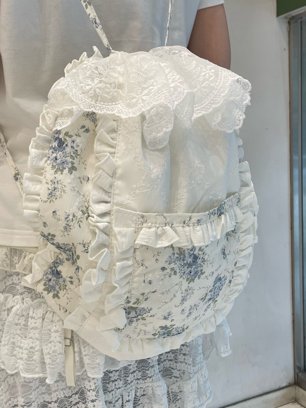 ホワイト系のスカート、ブラック系のデニムパンツ、ホワイト系のTシャツ/カットソーを着用したレディースの夏コーディネートの10枚目の写真