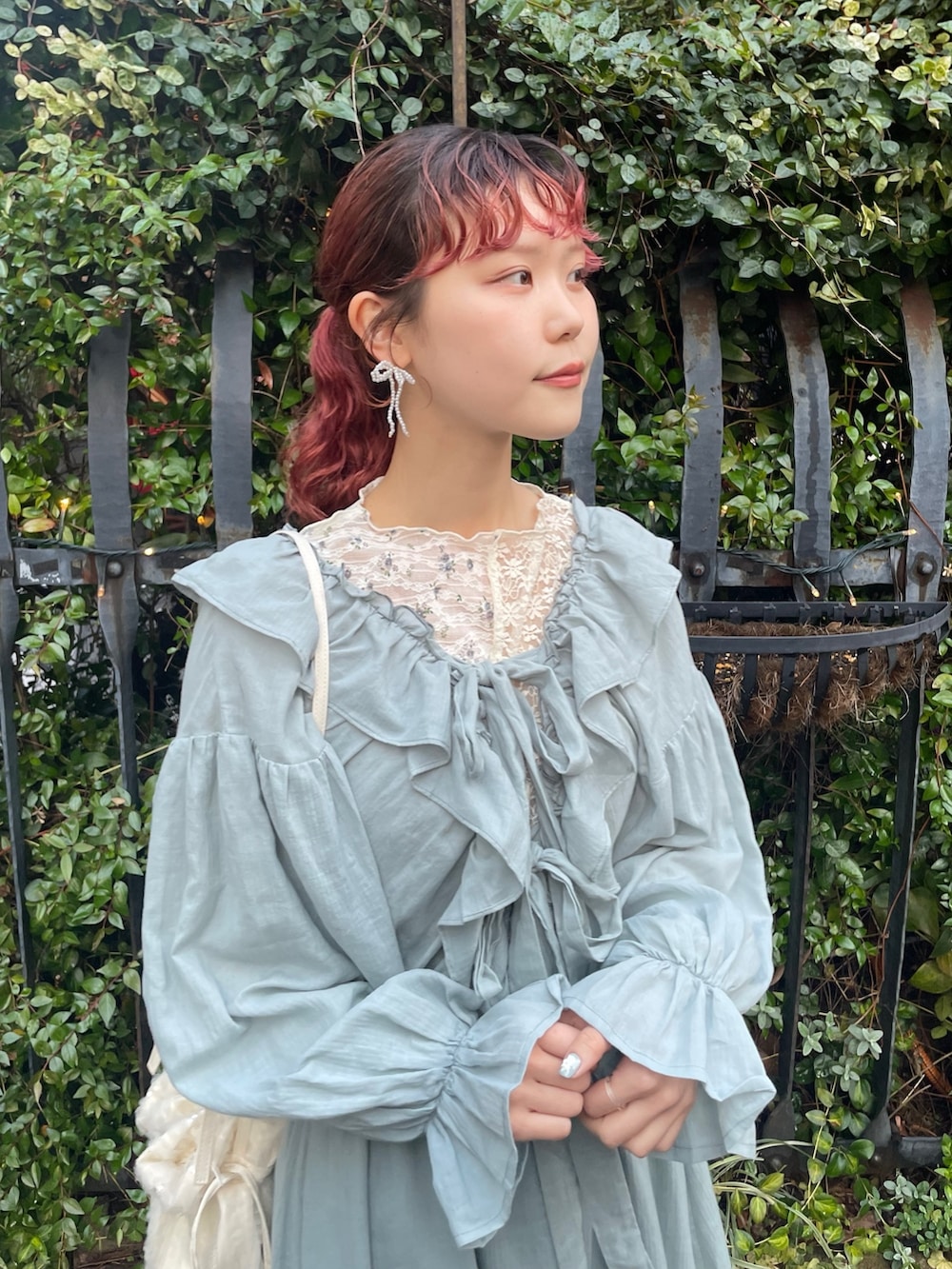 ホワイト系のバレエシューズ、ホワイト系のショルダーバッグ、ホワイト系のTシャツ/カットソーを着用したレディースの春コーディネートの4枚目の写真