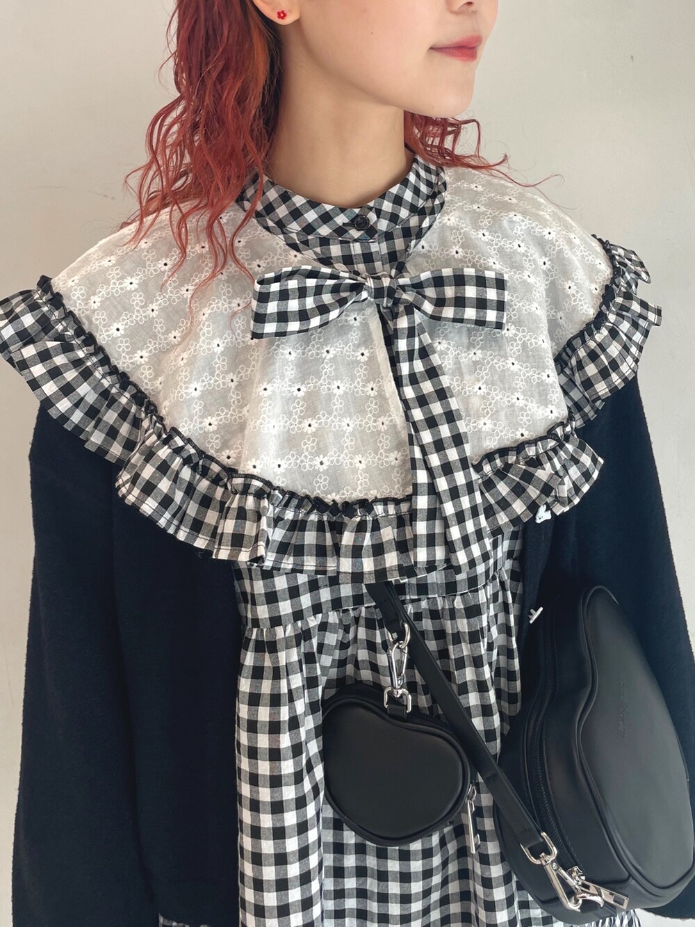 ブラック系のワンピース、ブラック系のカーディガン/ボレロ、ブラック系のバレエシューズを着用したレディースの春コーディネートの4枚目の写真