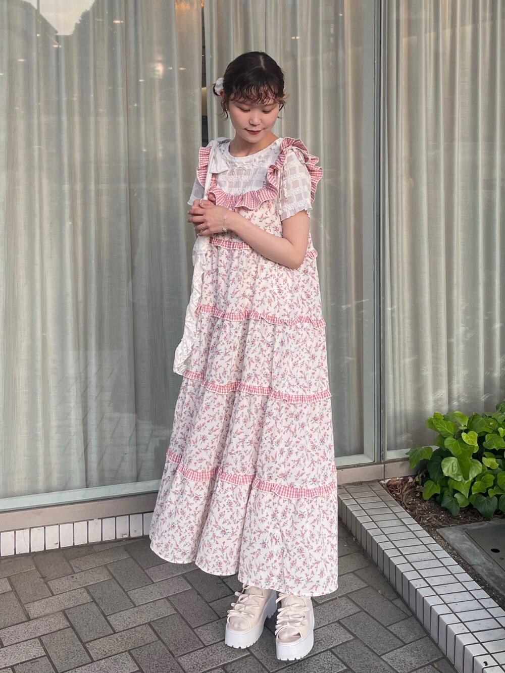 ピンク系のワンピース、ホワイト系のTシャツ/カットソー、ホワイト系のトートバッグを着用したレディースの春コーディネートの3枚目の写真