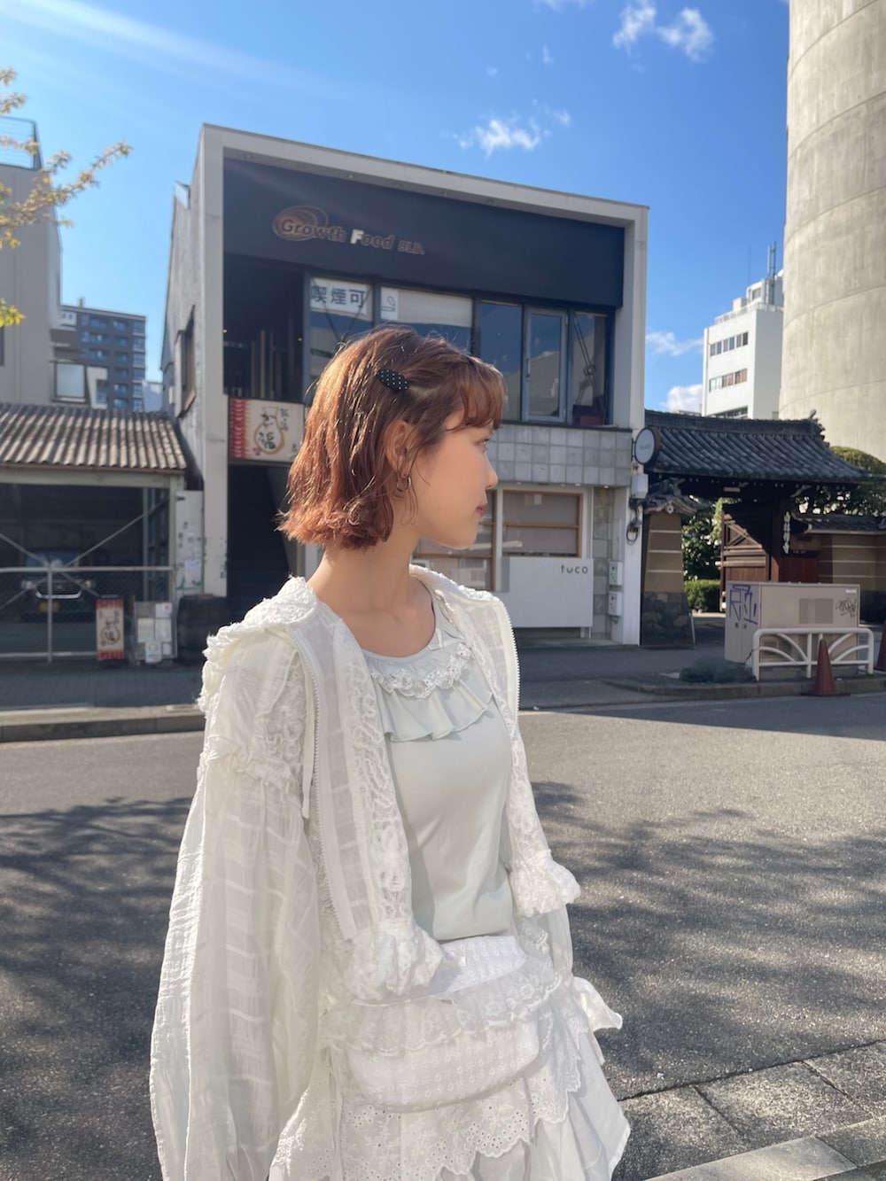 グレー系のスウェットパンツ、ホワイト系のブルゾン、グリーン系のTシャツ/カットソーを着用したレディースの春コーディネートの5枚目の写真