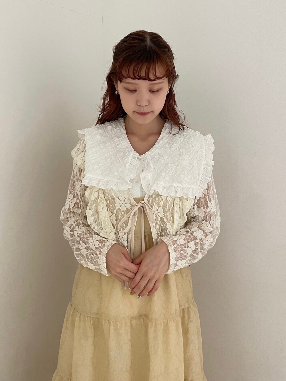 ホワイト系のワンピース、ホワイト系のカーディガン/ボレロ、ホワイト系のサンダルを着用したレディースの春コーディネートの3枚目の写真