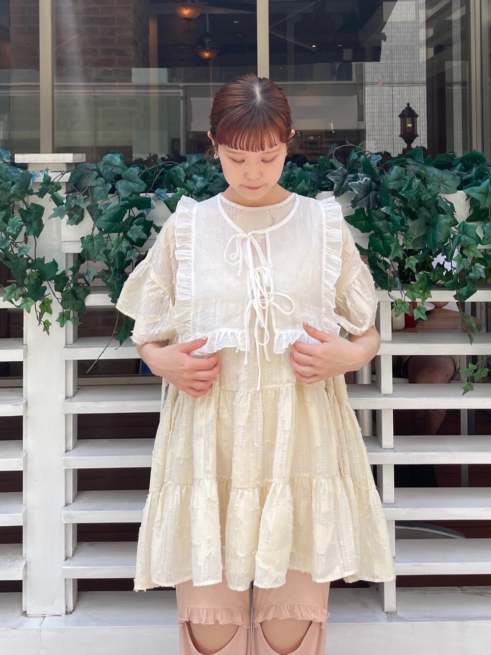 ホワイト系のワンピース、ピンク系のサンダル、ピンク系のその他パンツを着用したレディースの春コーディネートの4枚目の写真