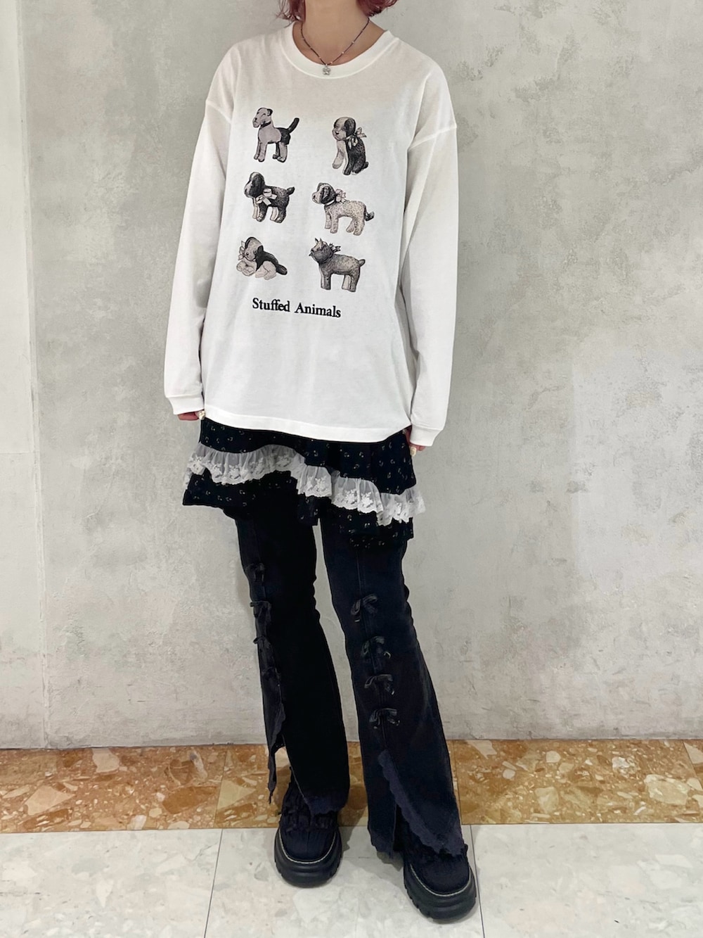 ホワイト系のTシャツ/カットソー、ブラック系のチュニック、ブラック系のデニムパンツを着用したレディースの夏コーディネートの2枚目の写真
