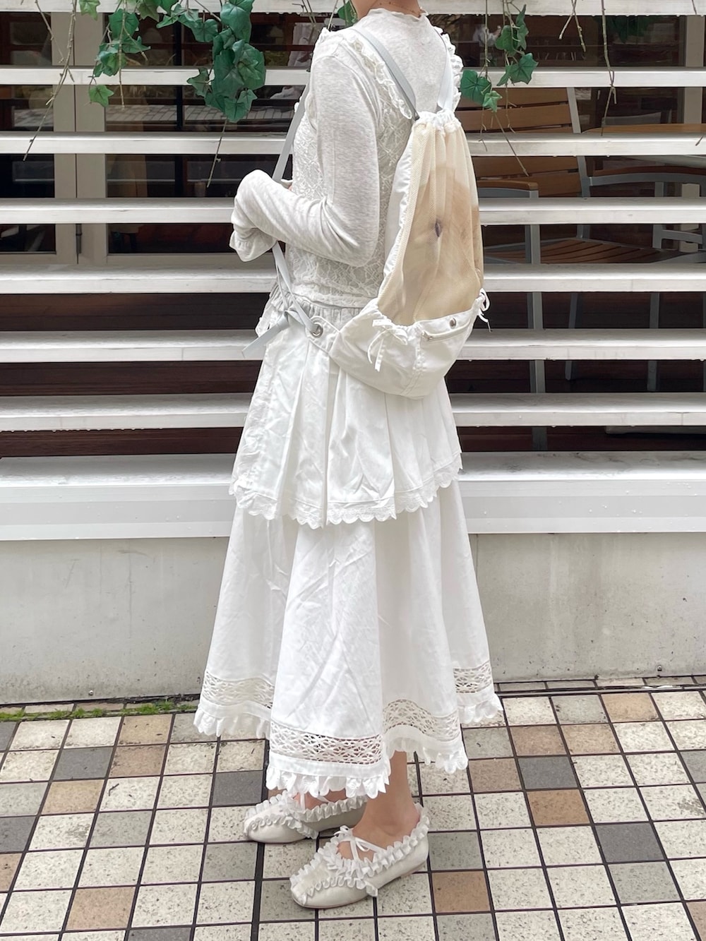 ホワイト系のスカート、ホワイト系のバレエシューズ、グレー系のTシャツ/カットソーを着用したレディースの冬コーディネートの3枚目の写真