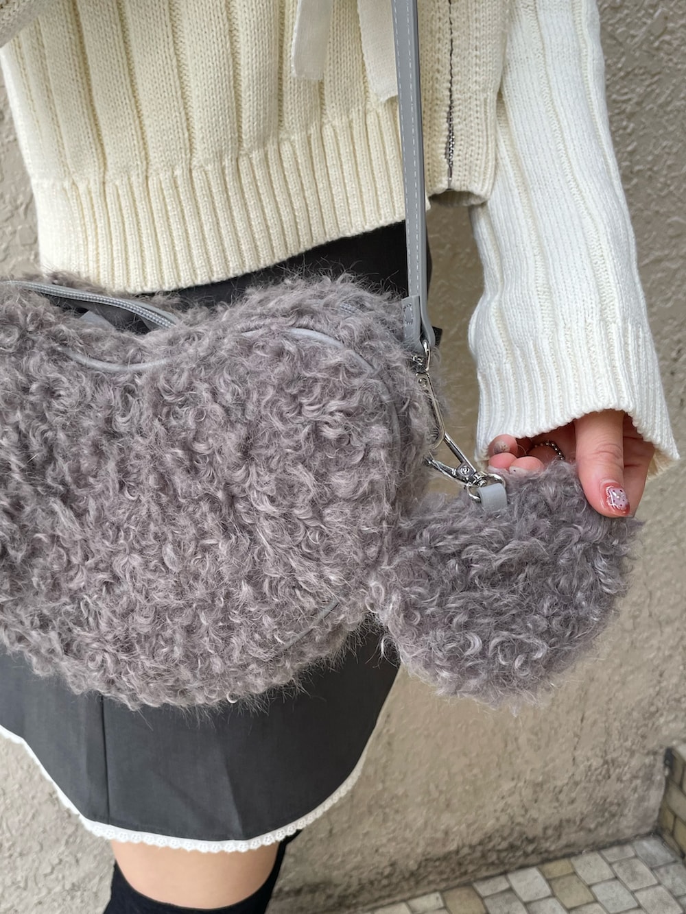 ホワイト系のカーディガン/ボレロ、グレー系のスカート、グレー系のショルダーバッグを着用したレディースの秋コーディネートの7枚目の写真