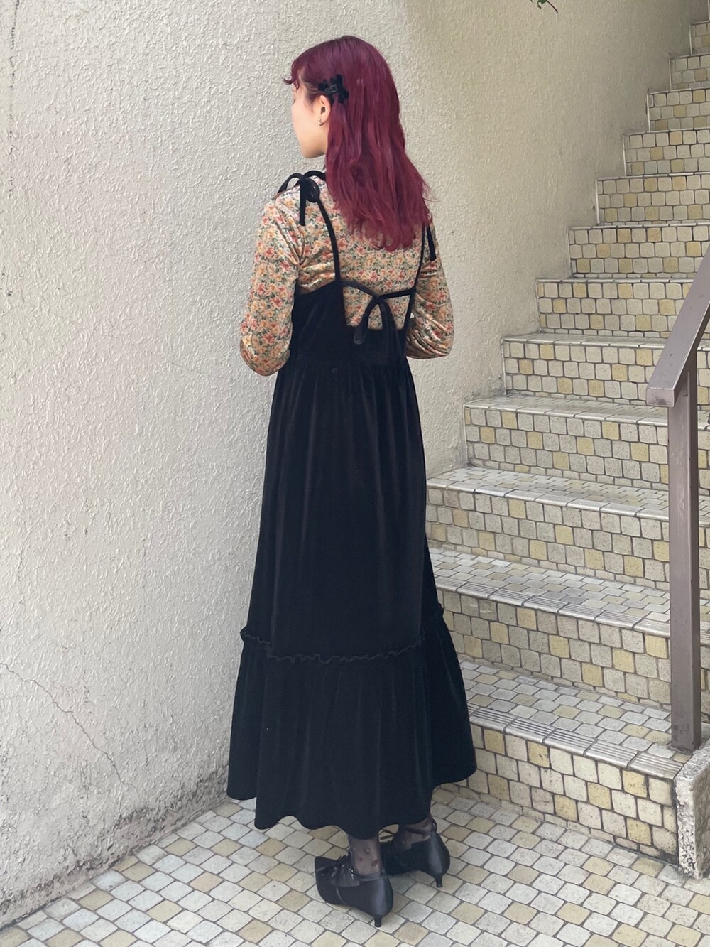 ブラック系のワンピース、ブラック系のパンプス、ベージュ系のニット/セーターを着用したレディースの冬コーディネートの3枚目の写真