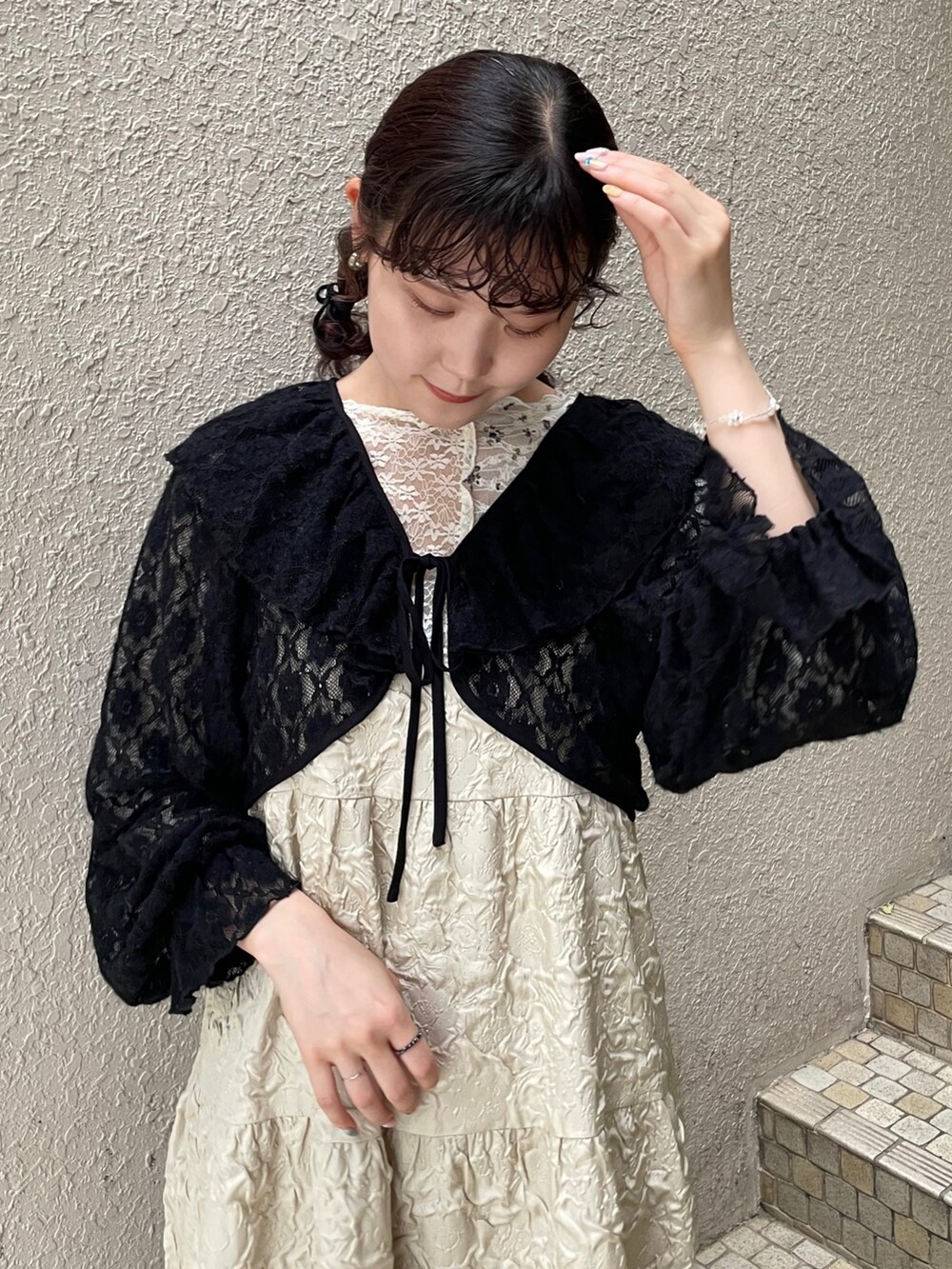 ベージュ系のワンピース、ブラック系のカーディガン/ボレロ、ホワイト系のTシャツ/カットソーを着用したレディースの夏コーディネートの4枚目の写真