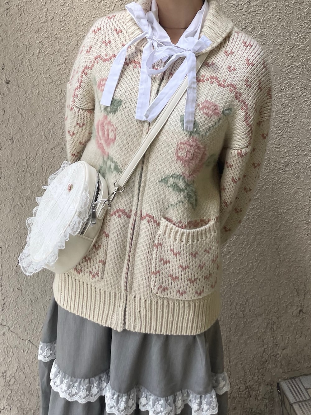 ホワイト系のシャツ/ブラウス、グレー系のスカート、ホワイト系のローファーを着用したレディースの秋コーディネートの5枚目の写真