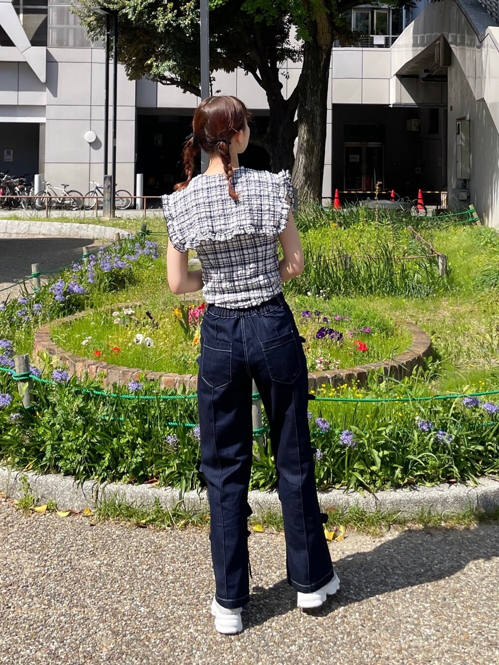 ブルー系のシャツ/ブラウス、ブルー系のデニムパンツ、ブルー系のスニーカーを着用したレディースの春コーディネートの3枚目の写真