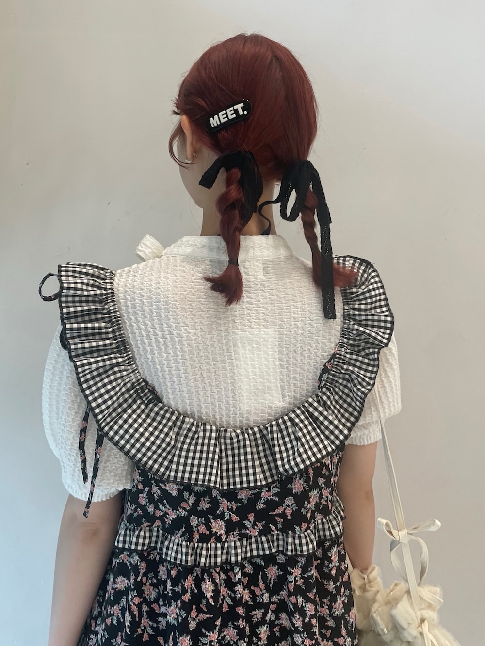 ブラック系のワンピース、ホワイト系のシャツ/ブラウス、ホワイト系のショルダーバッグを着用したレディースの夏コーディネートの6枚目の写真