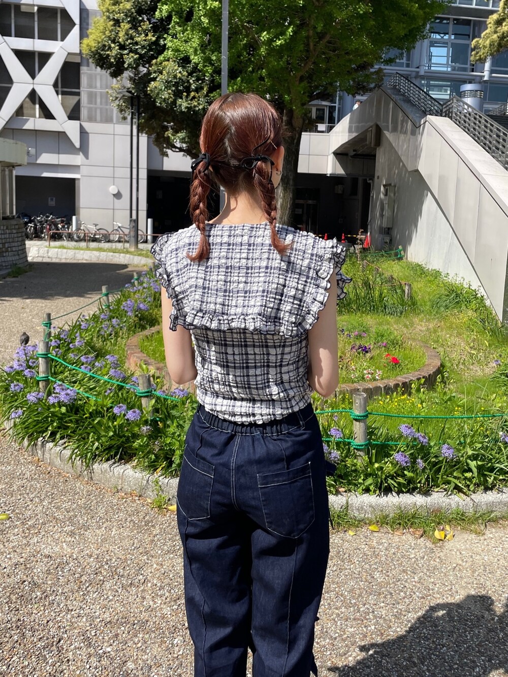 ブルー系のシャツ/ブラウス、ブルー系のデニムパンツ、ブルー系のスニーカーを着用したレディースの春コーディネートの5枚目の写真