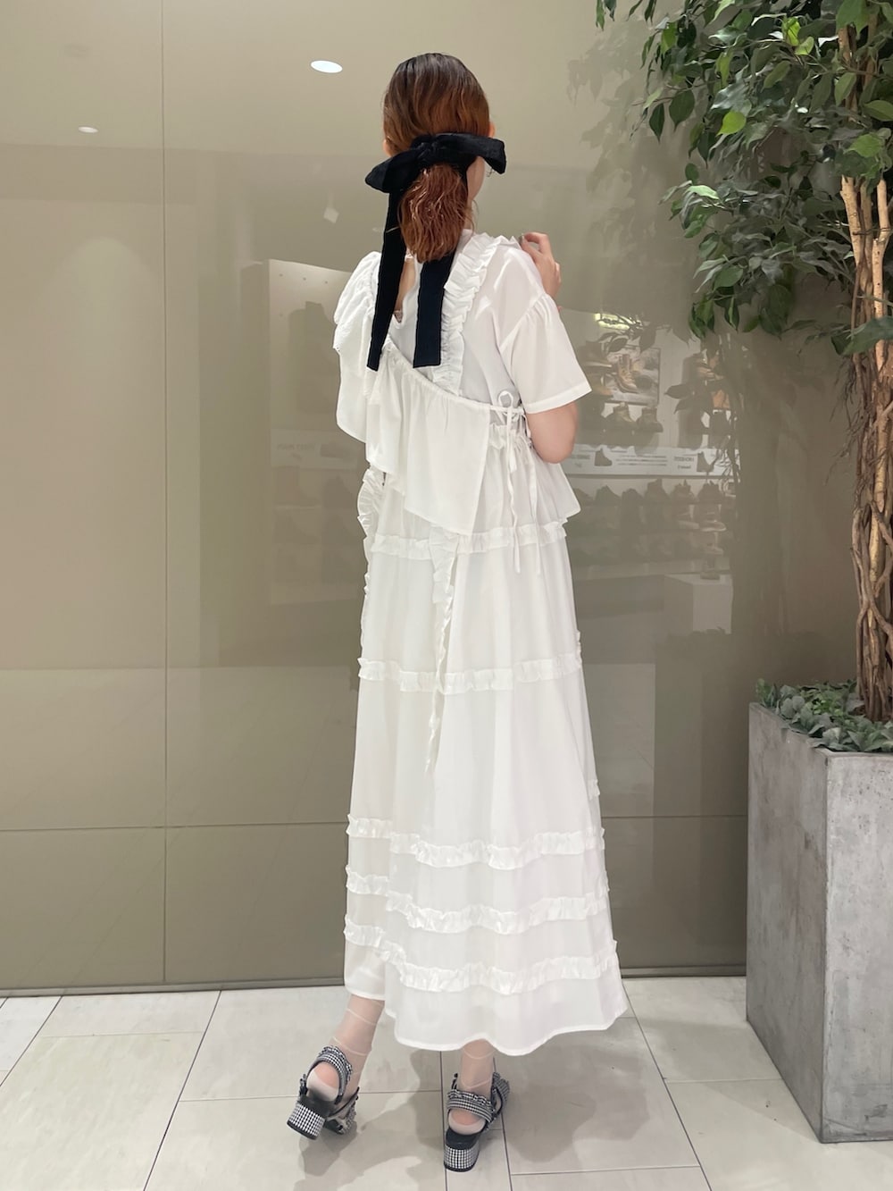 ホワイト系のワンピース、ブラック系のサンダル、ホワイト系の付け襟を着用したレディースの夏コーディネートの3枚目の写真