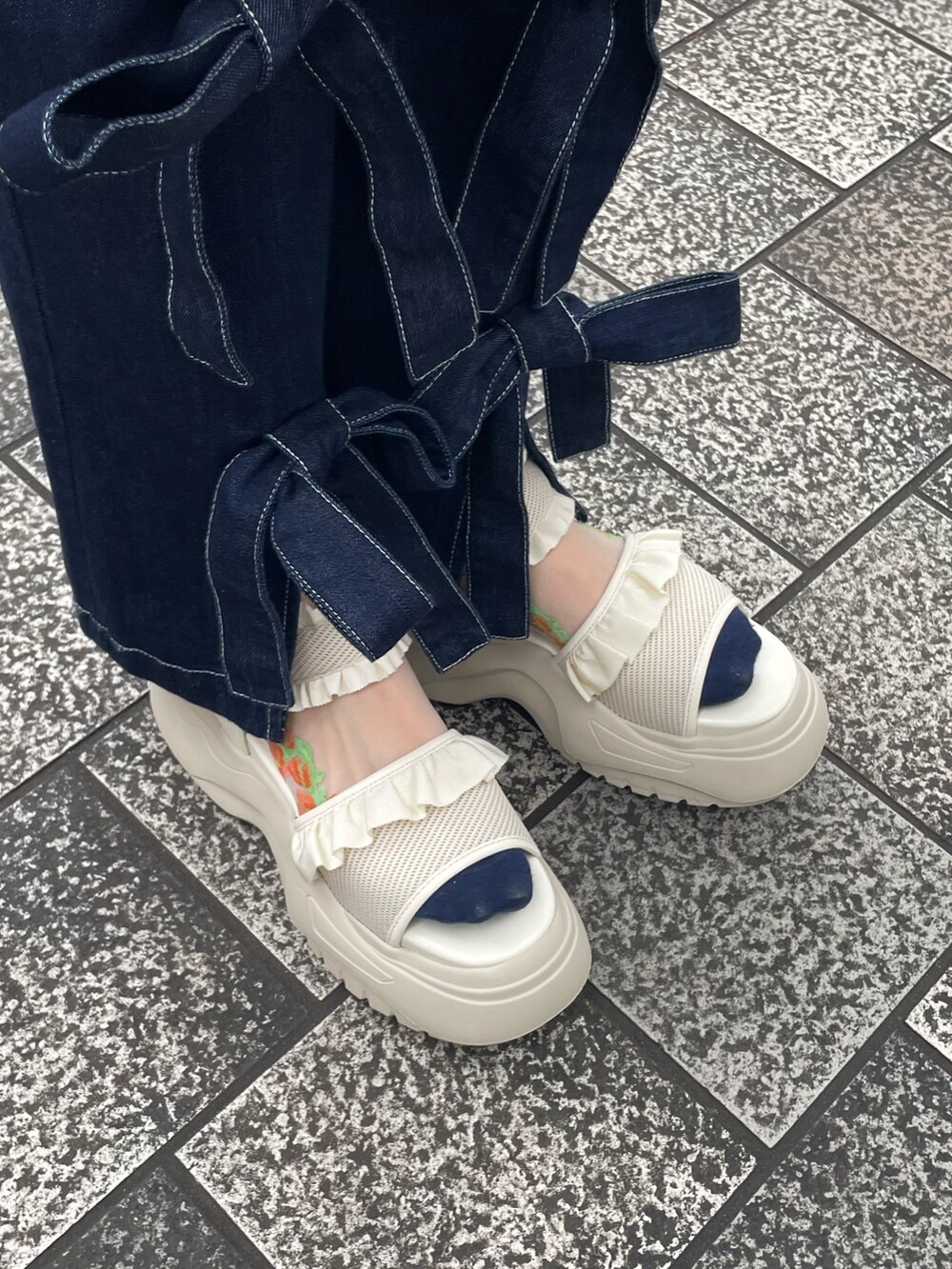 ベージュ系のTシャツ/カットソー、ホワイト系のショルダーバッグ、ブラック系のシャツ/ブラウスを着用したレディースの春コーディネートの6枚目の写真