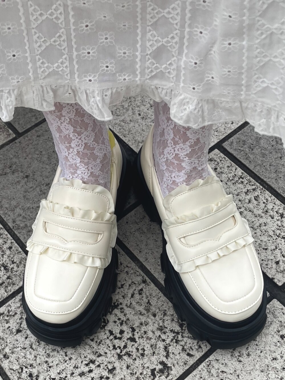 ホワイト系のワンピース、ホワイト系のTシャツ/カットソー、ホワイト系のローファーを着用したレディースの冬コーディネートの6枚目の写真