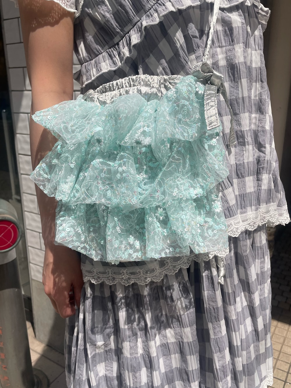 ホワイト系のTシャツ/カットソー、ブラック系のサンダル、グレー系のワンピースを着用したレディースの春コーディネートの7枚目の写真