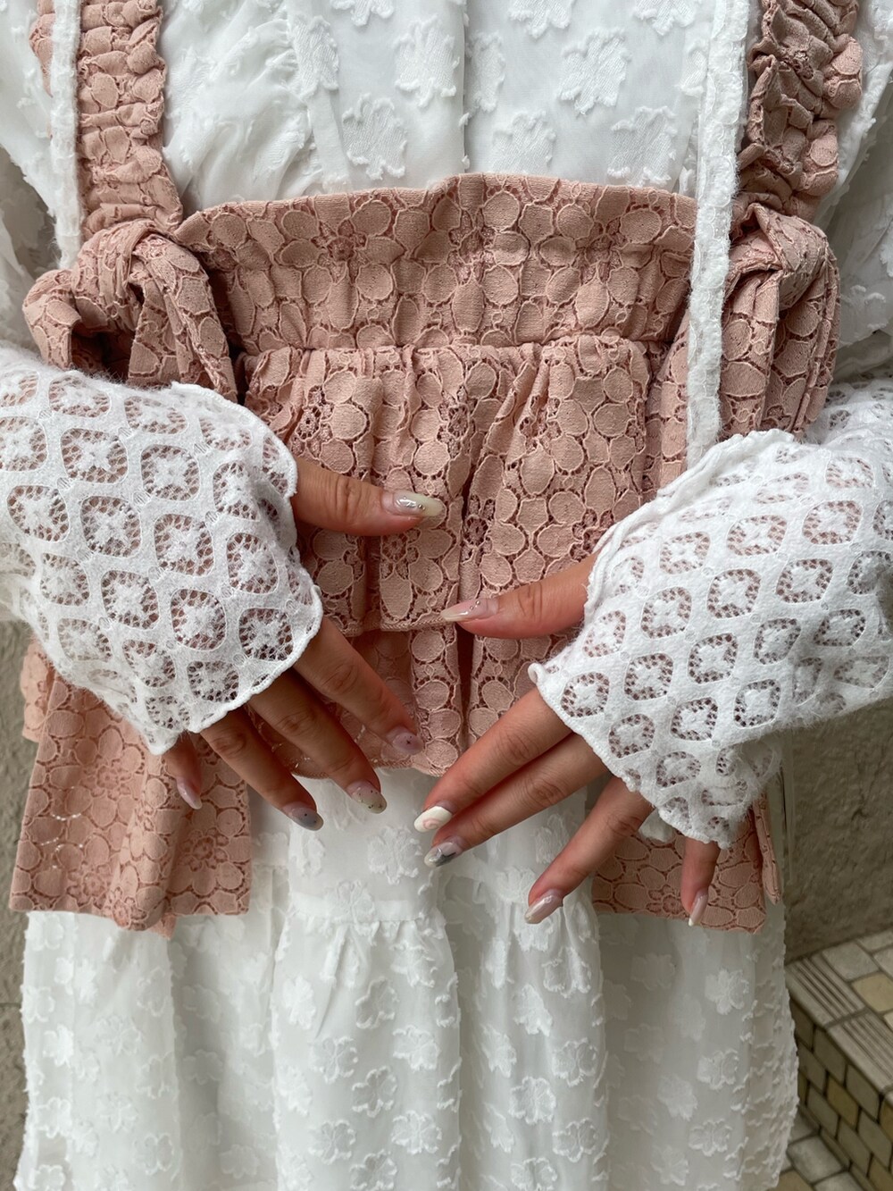 ホワイト系のワンピース、ピンク系のキャミソール、ホワイト系のTシャツ/カットソーを着用したレディースの夏コーディネートの6枚目の写真
