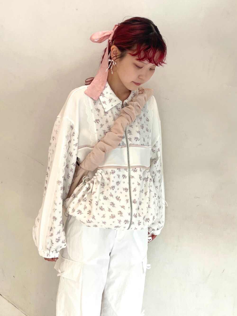 ピンク系のスニーカー、ピンク系のショルダーバッグ、ピンク系のジャージを着用したレディースの冬コーディネートの3枚目の写真