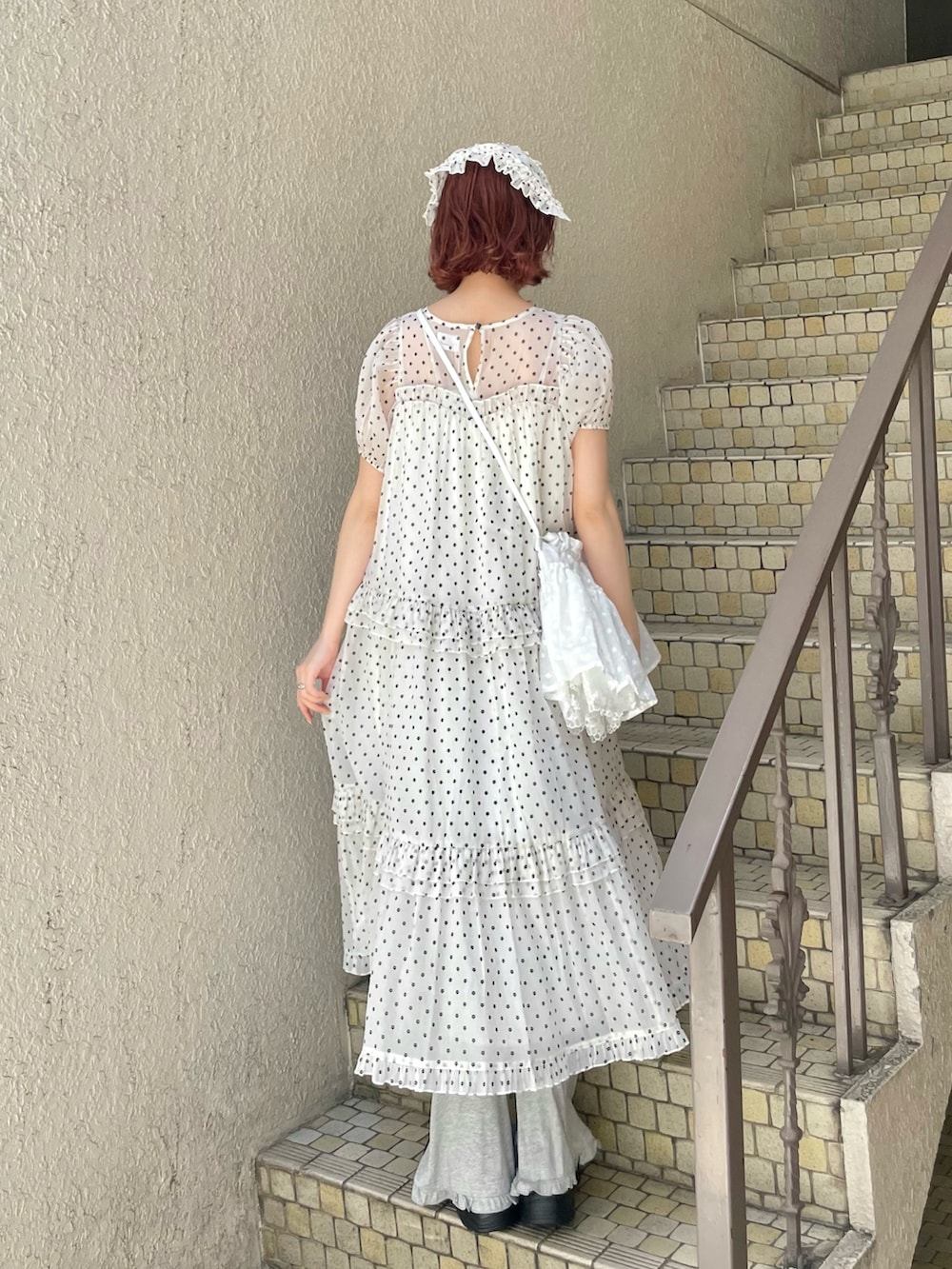 ホワイト系のワンピース、ホワイト系のショルダーバッグ、グレー系のその他パンツを着用したレディースの春コーディネートの4枚目の写真