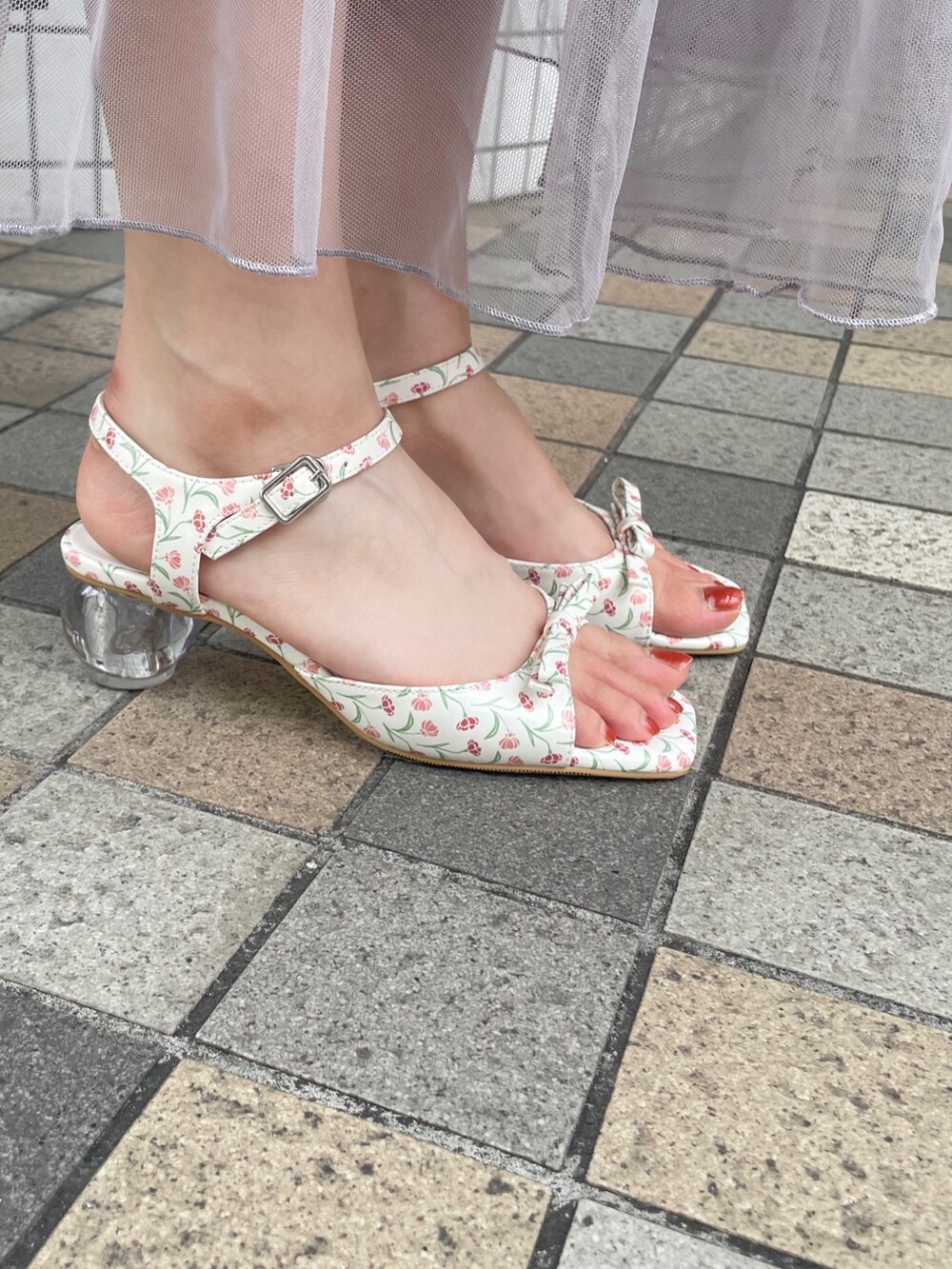 パープル系のワンピース、ホワイト系のシャツ/ブラウス、ホワイト系のパンプスを着用したレディースの夏コーディネートの5枚目の写真