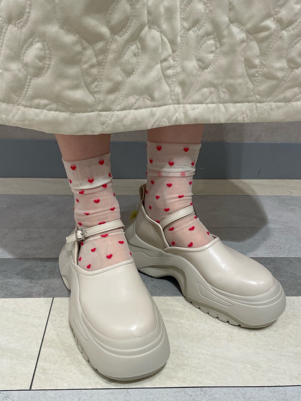 ホワイト系のシャツ/ブラウス、レッド系のカーディガン/ボレロ、ホワイト系のワンピースを着用したレディースの秋コーディネートの7枚目の写真