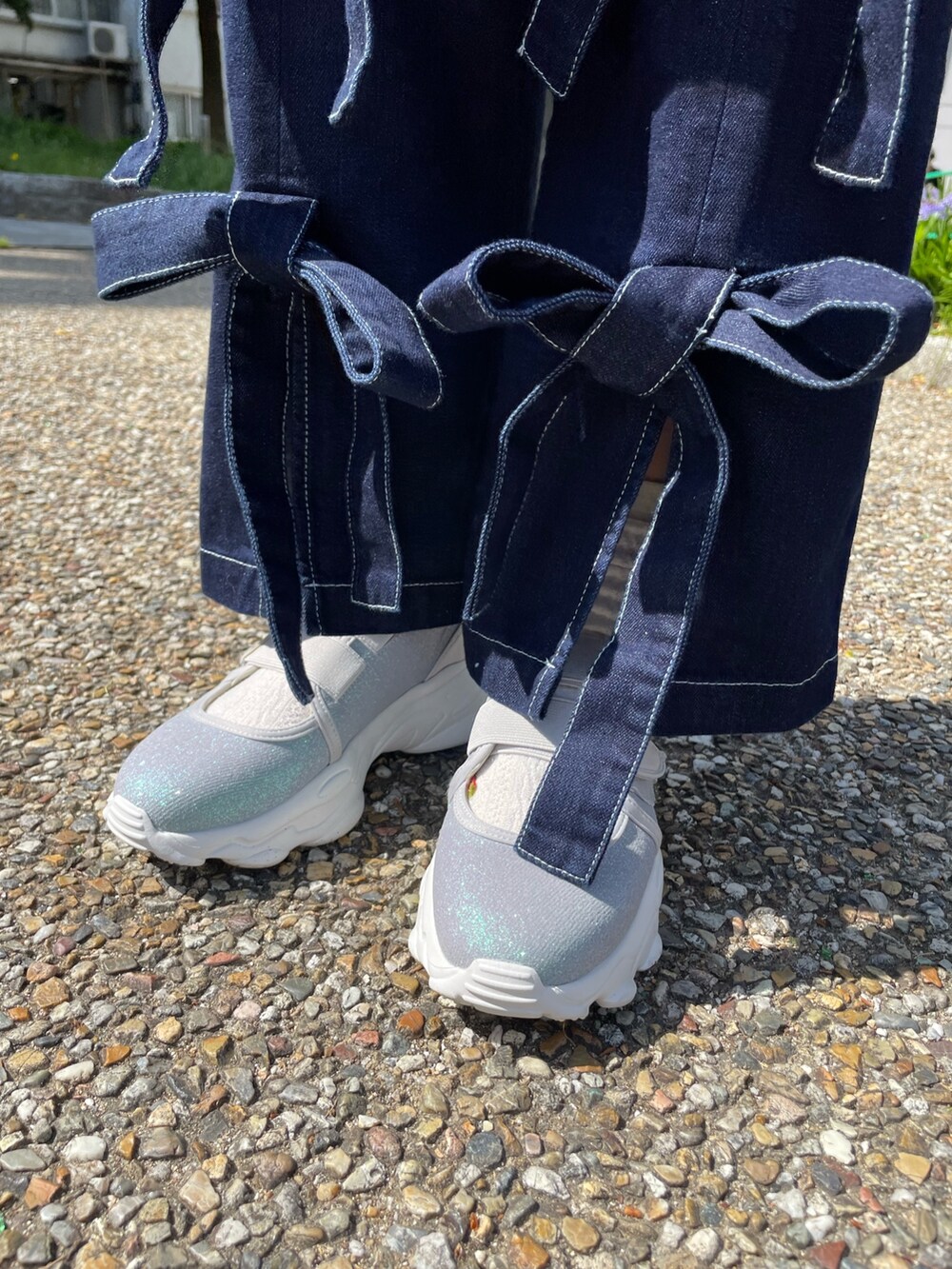 ブルー系のシャツ/ブラウス、ブルー系のデニムパンツ、ブルー系のスニーカーを着用したレディースの春コーディネートの6枚目の写真