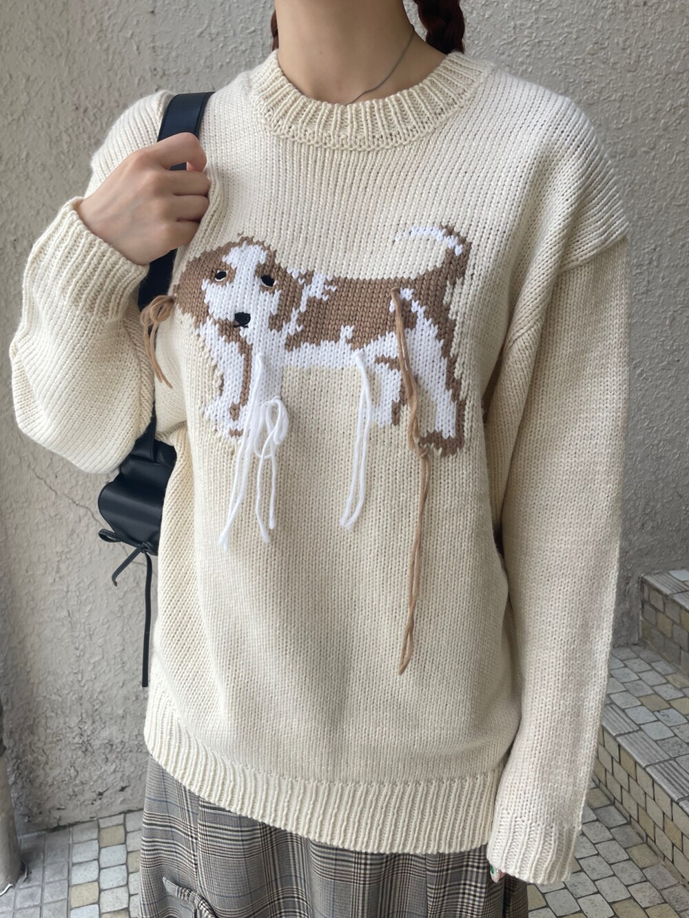 ホワイト系のニット/セーター、その他のスカート、ブラック系のショルダーバッグを着用したレディースの秋コーディネートの6枚目の写真