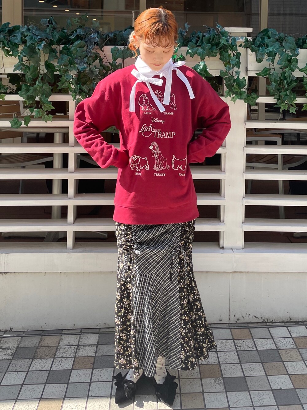 ホワイト系のシャツ/ブラウス、ブラック系のスカート、ブラック系のパンプスを着用したレディースの秋コーディネートの2枚目の写真