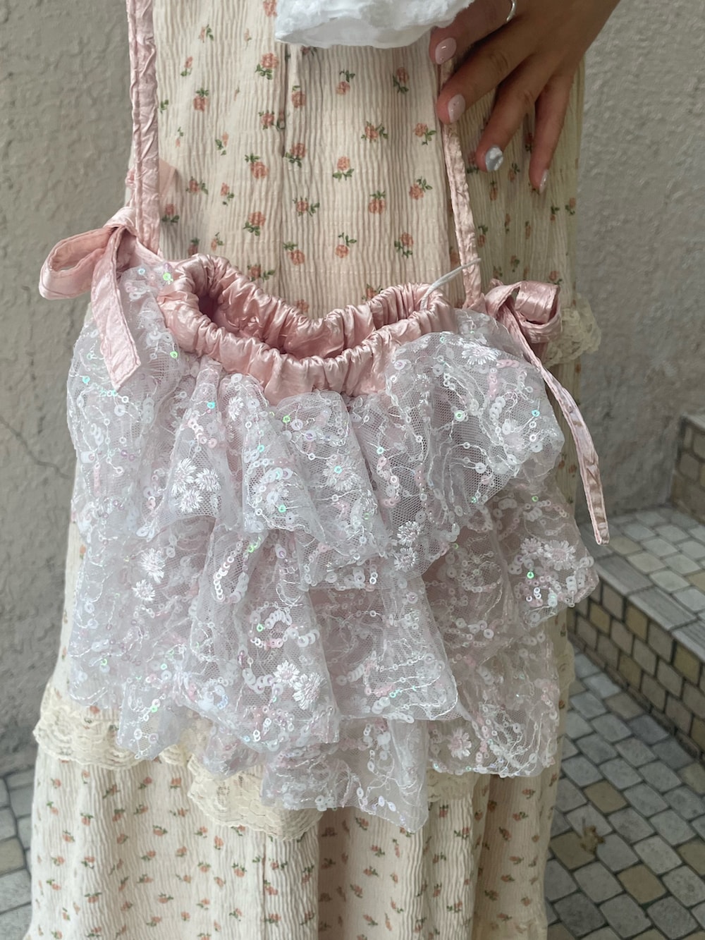 ベージュ系のワンピース、ホワイト系のカーディガン/ボレロ、ピンク系のショルダーバッグを着用したレディースの春コーディネートの8枚目の写真