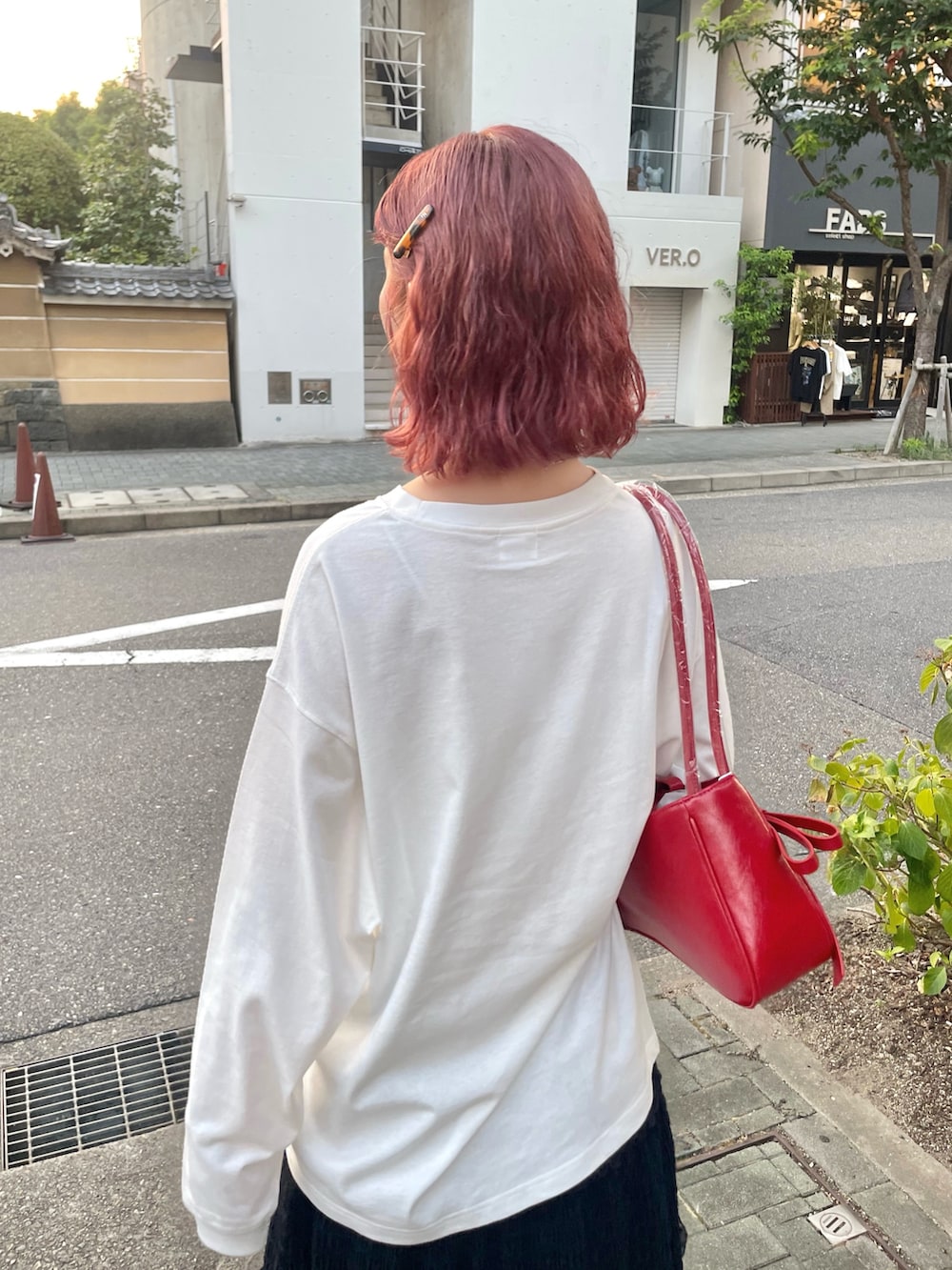 ホワイト系のTシャツ/カットソー、ブラック系のスカート、ブラック系のブーツを着用したレディースの夏コーディネートの5枚目の写真