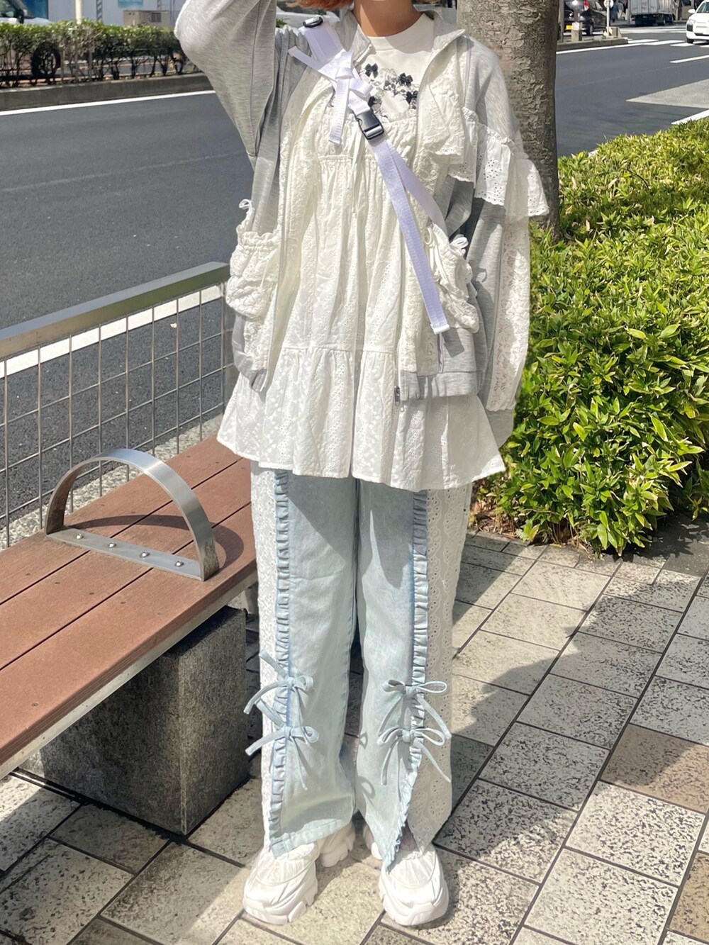 ホワイト系のキャミソール、グレー系のジャージ、ホワイト系のスニーカーを着用したレディースの春コーディネートの2枚目の写真