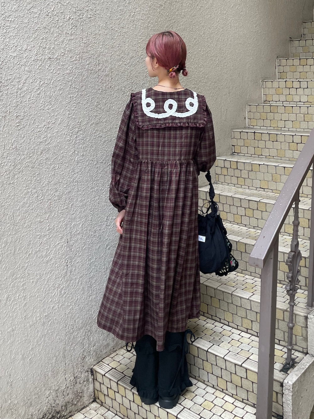 ブラック系のサンダル、ブラウン系のワンピース、ブラウン系のブルゾンを着用したレディースの秋コーディネートの8枚目の写真