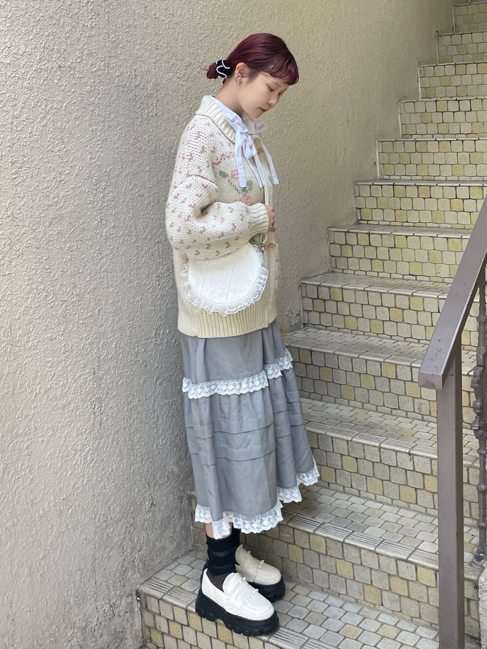ホワイト系のシャツ/ブラウス、グレー系のスカート、ホワイト系のローファーを着用したレディースの秋コーディネートの4枚目の写真