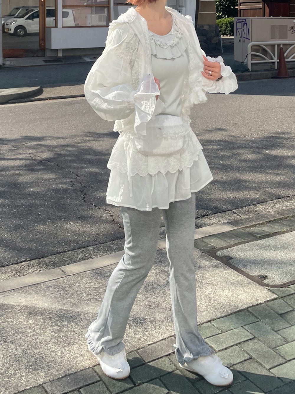 グレー系のスウェットパンツ、ホワイト系のブルゾン、グリーン系のTシャツ/カットソーを着用したレディースの春コーディネートの2枚目の写真