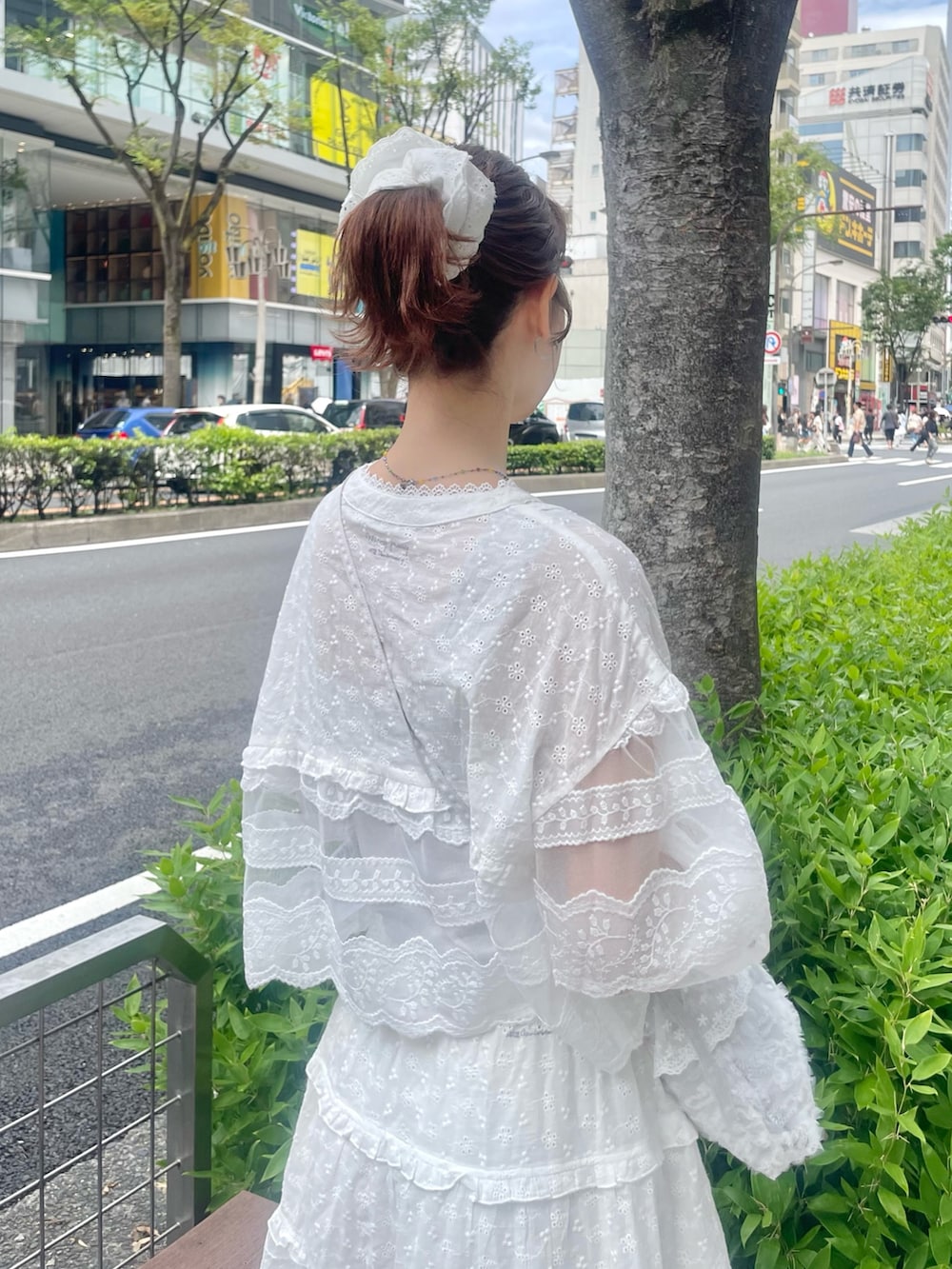 ホワイト系のシャツ/ブラウス、ホワイト系のスカート、ホワイト系のハンドバッグを着用したレディースの夏コーディネートの5枚目の写真