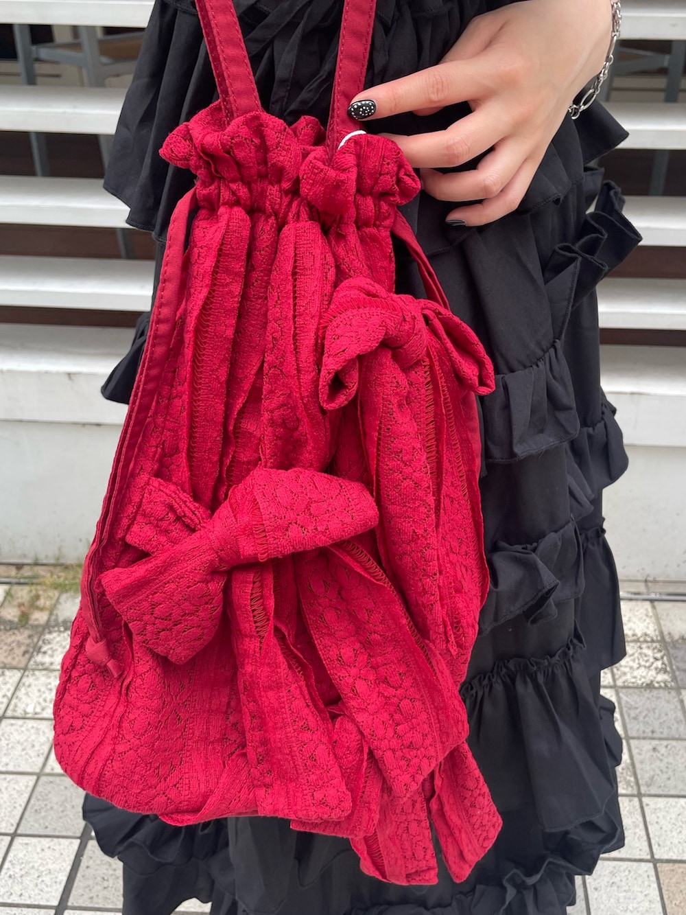 ブラック系のワンピース、ブラック系のサンダル、ホワイト系のシャツ/ブラウスを着用したレディースの夏コーディネートの9枚目の写真