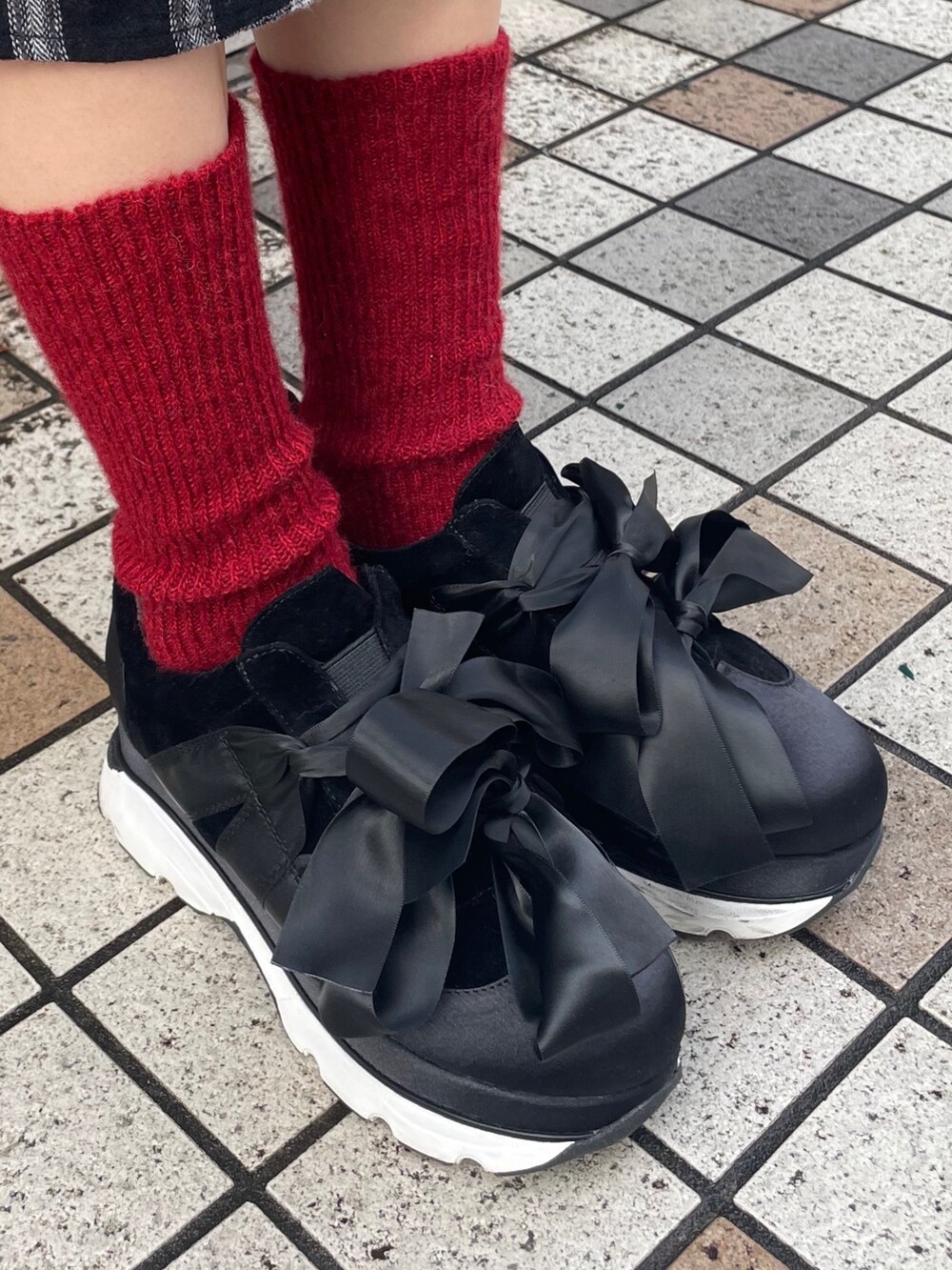 グレー系のカーディガン/ボレロ、ブラック系のワンピース、ブラック系のスニーカーを着用したレディースの冬コーディネートの4枚目の写真