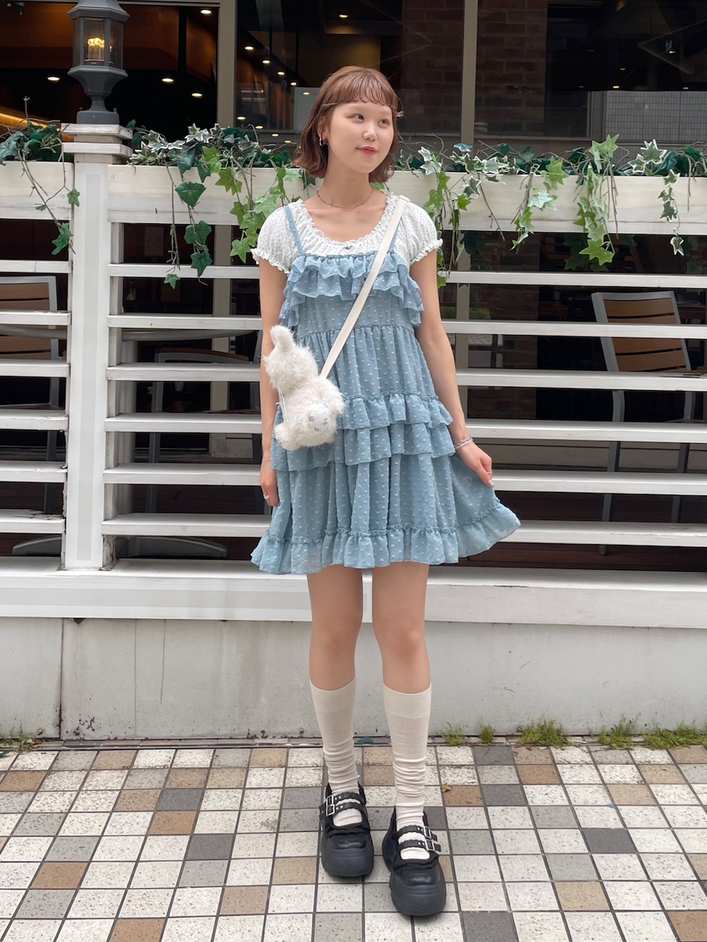 ホワイト系のTシャツ/カットソー、ブルー系のワンピース、ホワイト系のショルダーバッグを着用したレディースの夏コーディネートの2枚目の写真
