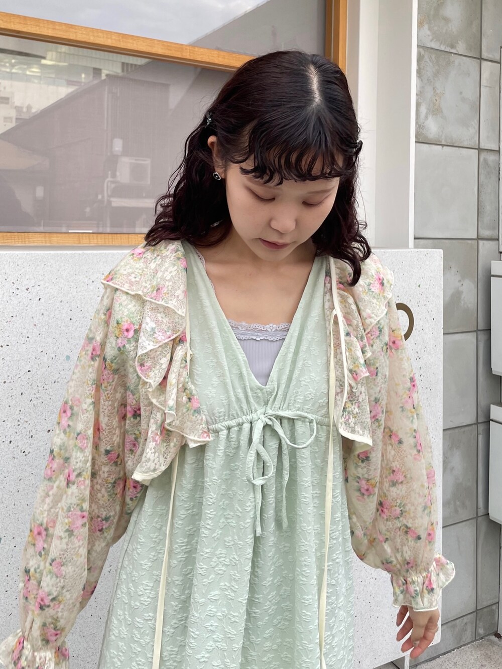 グリーン系のワンピース、ブルー系のキャミソール、ホワイト系のカーディガン/ボレロを着用したレディースの夏コーディネートの2枚目の写真