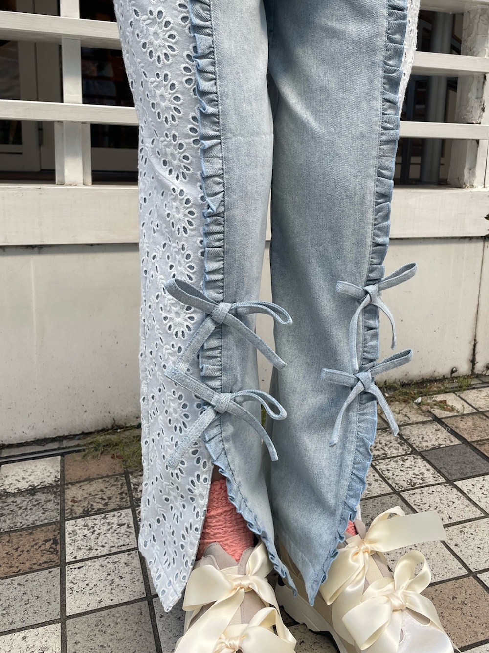 ブルー系のデニムパンツ、ホワイト系のスニーカー、ピンク系のTシャツ/カットソーを着用したレディースの夏コーディネートの6枚目の写真